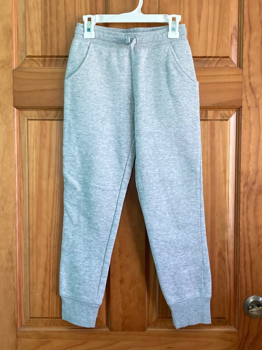 Girl’s size & Amazon Essentials heathered gray sweatpants with pockets